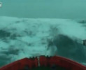 Navi in tempesta tra onde mostruose